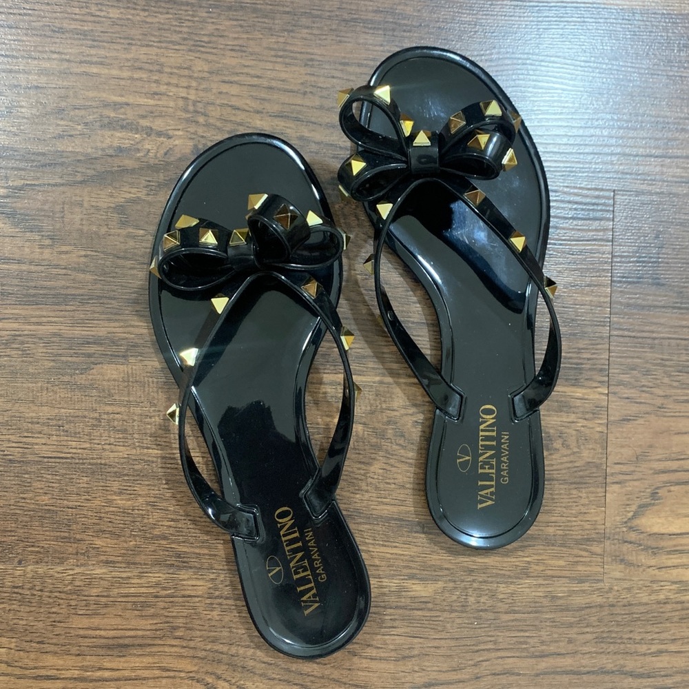 Rockstud Bow Jelly Thong Sandals